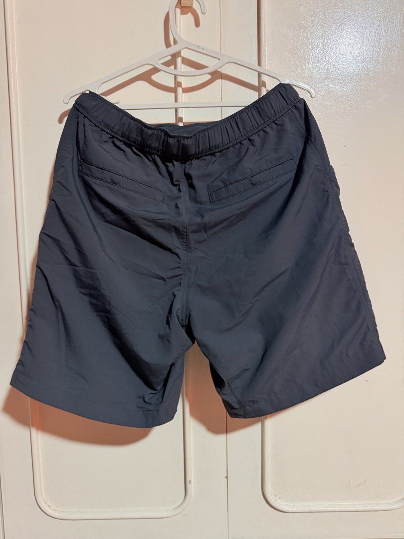 Uniqlo Geared Shorts in Navy (Category: Shorts) located in Quezon City. Submitted by celinecabrera (Listing ID 1470766056, Image 2). Description: - Brand: Uniqlo - Color: Navy - Size: S (30in/68-76cm) - Multiple side and back pockets with button closures, built-in adjustable waist belt.