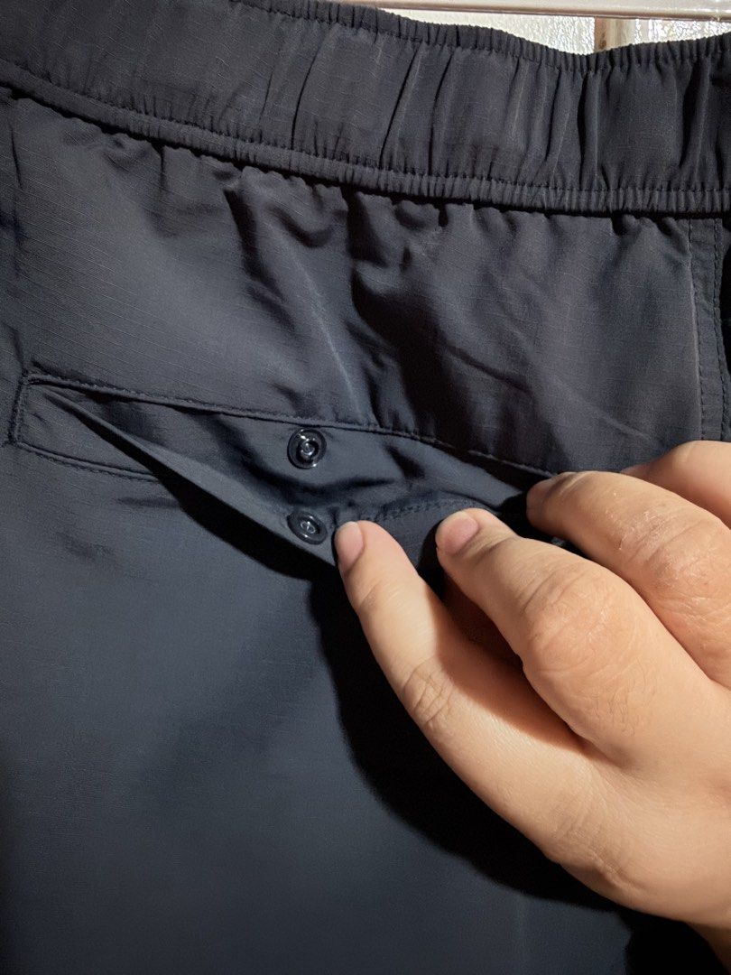 Uniqlo Geared Shorts in Navy (Category: Shorts) located in Quezon City. Submitted by celinecabrera (Listing ID 1470766056, Image 3). Description: - Brand: Uniqlo - Color: Navy - Size: S (30in/68-76cm) - Multiple side and back pockets with button closures, built-in adjustable waist belt.