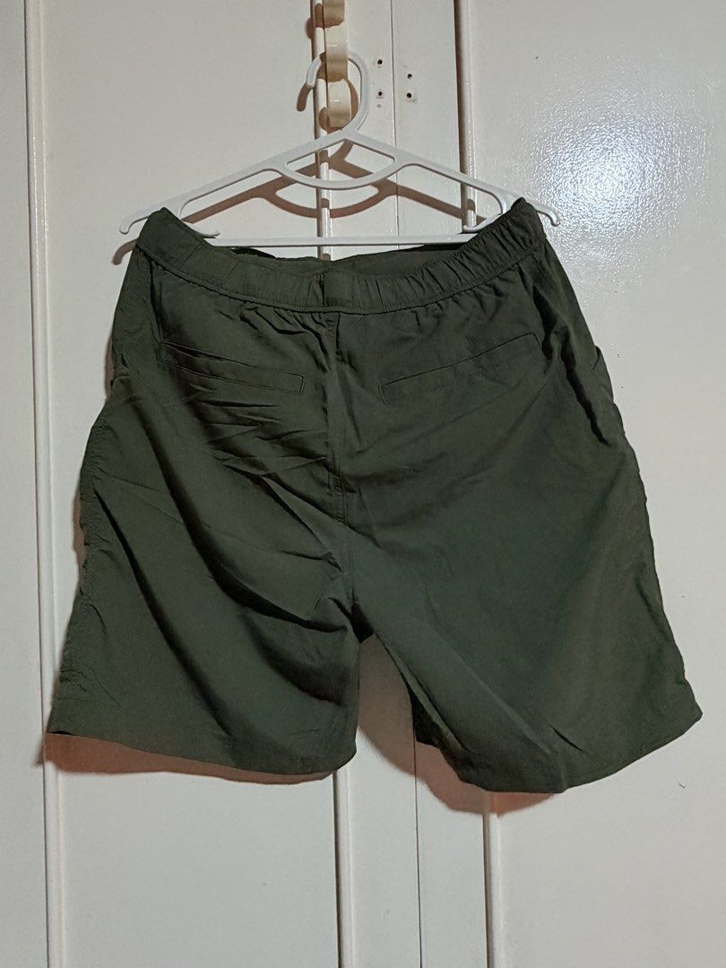 Uniqlo Geared Shorts in Olive (Category: Shorts) located in Quezon City. Submitted by celinecabrera (Listing ID 1470766498, Image 2). Description: - Brand: Uniqlo - Color: Olive - Size: S (30in/68-76cm) - Multiple side and back pockets with button closures, built-in adjustable waist belt.