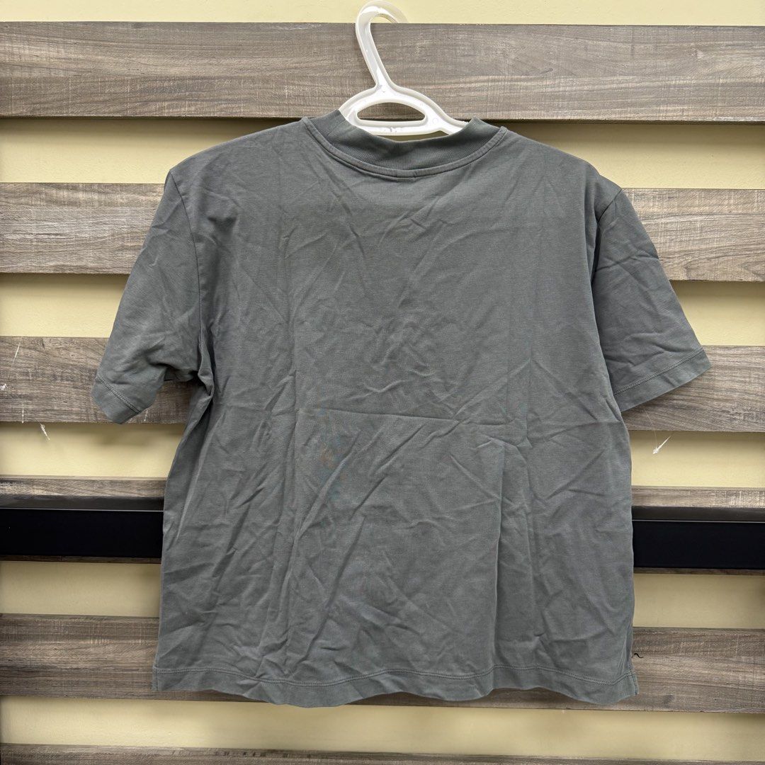Uniqlo Grey Top (Category: Blouses) located in Mandaluyong City. Submitted by bestdressedph2025 (Listing ID 1470859455, Image 2). Description: MOP: GCash MOD: Lalamove/J&T LOCATION: Brgy. Addition Hills, Mandaluyong Discount avail for multiple items. Dimensions in Inches: Shoulder: 18 Bust: 20 Length: 21 Size on Tag: M PM for inquiries!.