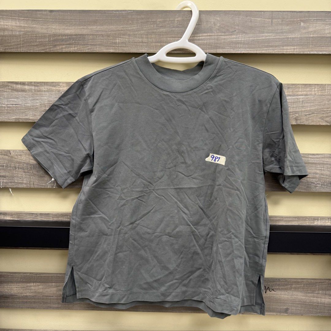 Uniqlo Grey Top (Category: Blouses) located in Mandaluyong City. Submitted by bestdressedph2025 (Listing ID 1470859455, Image 1). Description: MOP: GCash MOD: Lalamove/J&T LOCATION: Brgy. Addition Hills, Mandaluyong Discount avail for multiple items. Dimensions in Inches: Shoulder: 18 Bust: 20 Length: 21 Size on Tag: M PM for inquiries!.