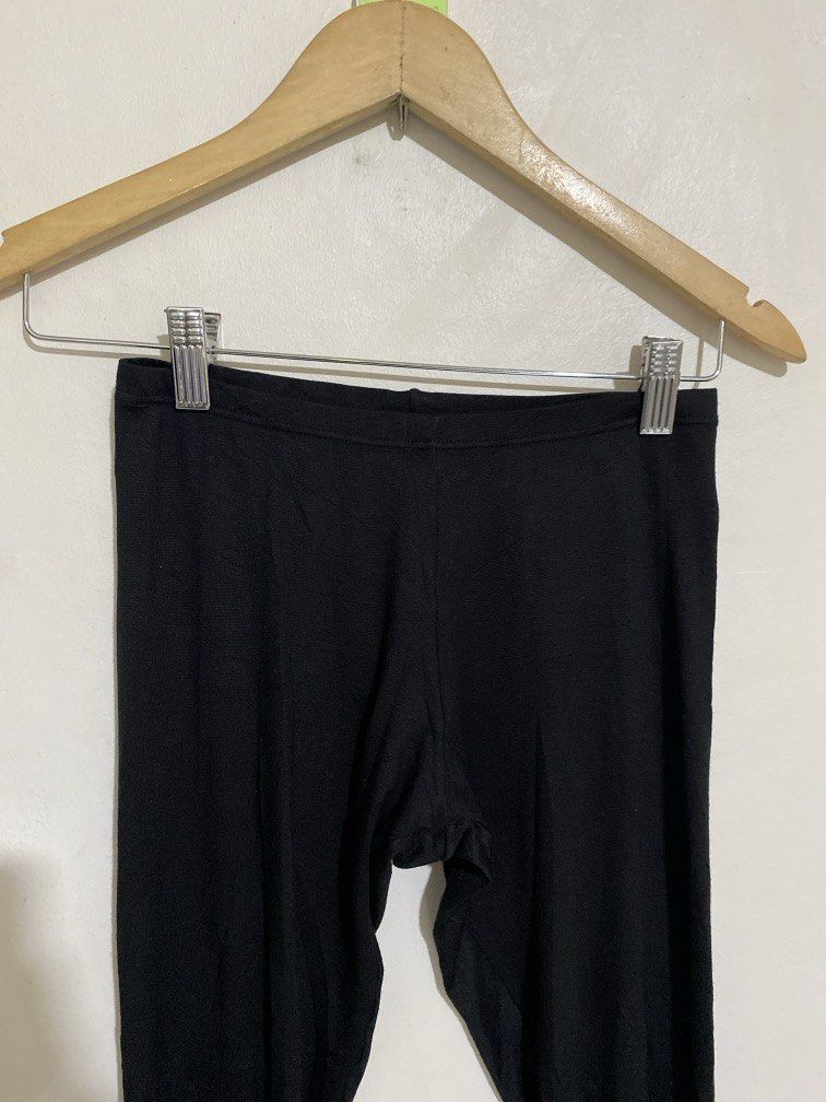 Uniqlo heattech leggings M (Category: Other Bottoms) located in Subic. Submitted by tintindera (Listing ID 1470766014, Image 2). Description: Cropped length like 3/4 Lace hem.