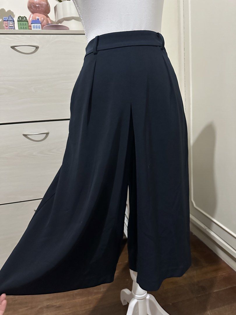 Uniqlo Navy Culottes Size S (Category: Skirts) located in Antipolo. Submitted by wxyz9876 (Listing ID 1470880824, Image 2). Description: - Brand: Uniqlo - Color: Navy - Size: S (Waist: 60-66cm, Hip: 85-91cm) - Material: Polyester and spandex blend (super comfortable with stretch) - Features: Convenient back pockets - Condition: Clean and ready to wear.