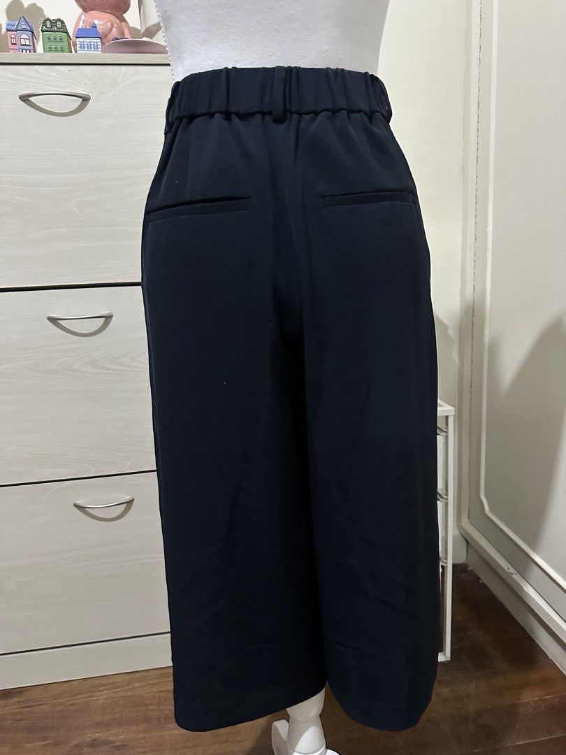Uniqlo Navy Culottes Size S (Category: Skirts) located in Antipolo. Submitted by wxyz9876 (Listing ID 1470880824, Image 3). Description: - Brand: Uniqlo - Color: Navy - Size: S (Waist: 60-66cm, Hip: 85-91cm) - Material: Polyester and spandex blend (super comfortable with stretch) - Features: Convenient back pockets - Condition: Clean and ready to wear.