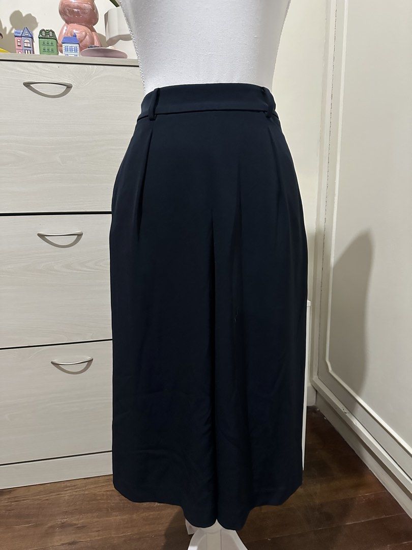 Uniqlo Navy Culottes Size S (Category: Skirts) located in Antipolo. Submitted by wxyz9876 (Listing ID 1470880824, Image 1). Description: - Brand: Uniqlo - Color: Navy - Size: S (Waist: 60-66cm, Hip: 85-91cm) - Material: Polyester and spandex blend (super comfortable with stretch) - Features: Convenient back pockets - Condition: Clean and ready to wear.