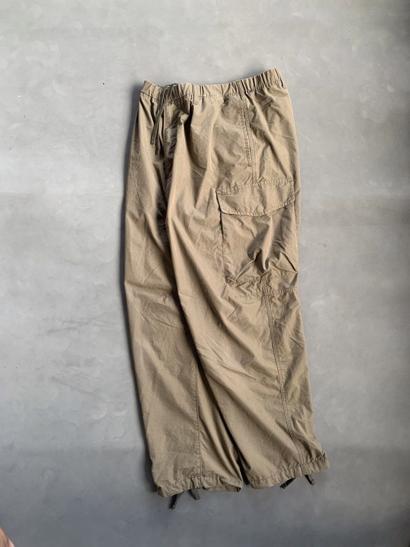 Uniqlo Olive Green Cargo Pants (Category: Jeans) located in Malinao. Submitted by nhlcrza (Listing ID 1470904798, Image 3). Description: size - Large 28-38 W” x 39 L”” 9 Hem” excellent condition.