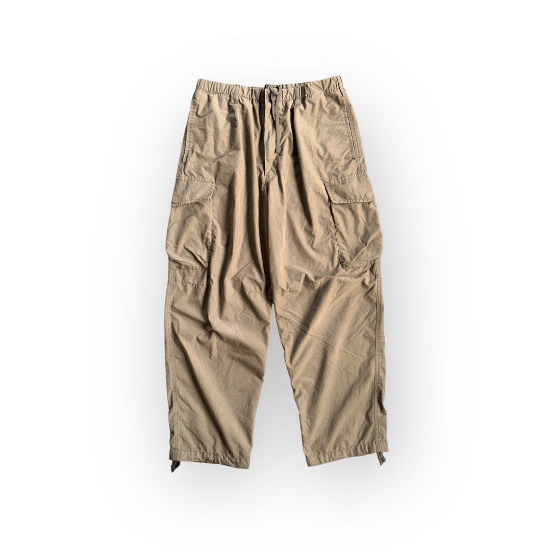Uniqlo Olive Green Cargo Pants (Category: Jeans) located in Malinao. Submitted by nhlcrza (Listing ID 1470904798, Image 1). Description: size - Large 28-38 W” x 39 L”” 9 Hem” excellent condition.