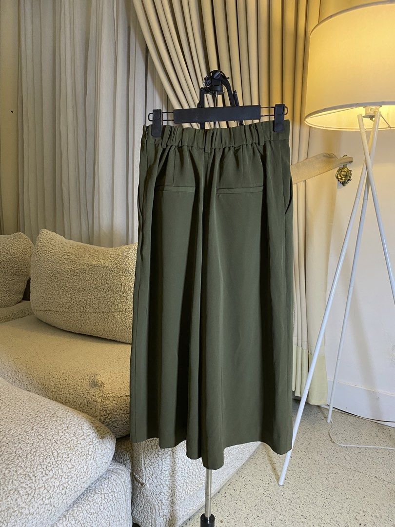 Uniqlo Olive Green Culottes Size S (Category: Jeans) located in Valencia. Submitted by negnikkah (Listing ID 1470841893, Image 2). Description: - Brand: Uniqlo - Item: Culottes / Wide-leg pants - Color: Olive green - Size: S (24-26) - Material: 96% polyester, 4% polyurethane (lightweight & comfortable) - Design: Pleated front, elastic waistband at the back, two functional back pockets - Condition: Great basic piece, perfect for casual wear or off
