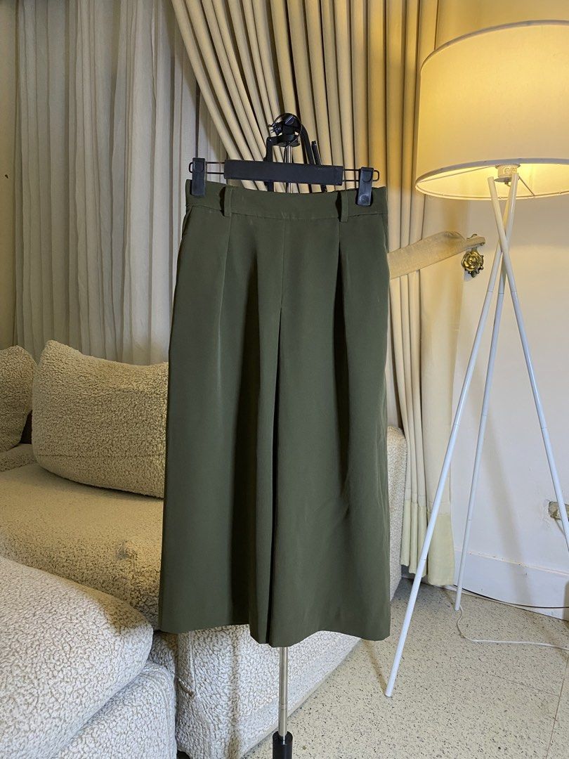 Uniqlo Olive Green Culottes Size S (Category: Jeans) located in Valencia. Submitted by negnikkah (Listing ID 1470841893, Image 1). Description: - Brand: Uniqlo - Item: Culottes / Wide-leg pants - Color: Olive green - Size: S (24-26) - Material: 96% polyester, 4% polyurethane (lightweight & comfortable) - Design: Pleated front, elastic waistband at the back, two functional back pockets - Condition: Great basic piece, perfect for casual wear or off