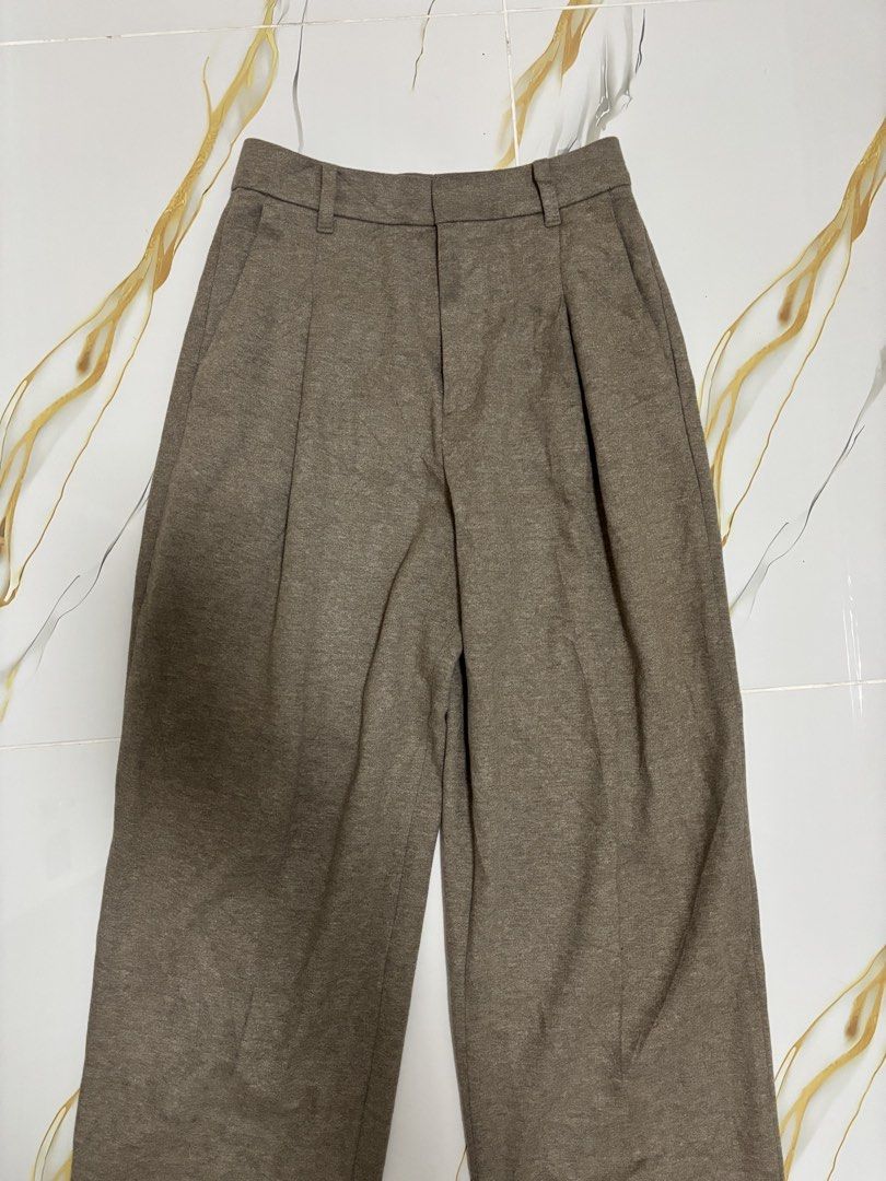 Uniqlo Pleated Wide Pants | Brushed Jersey (Category: Other Bottoms) located in San Fernando. Submitted by wintersummerboutique (Listing ID 1470790621, Image 3). Description: Uniqlo Pleated Wide Pants | Brushed Jersey Small on tag Waist:26-28 Length 36 Excellent condition Pampanga.
