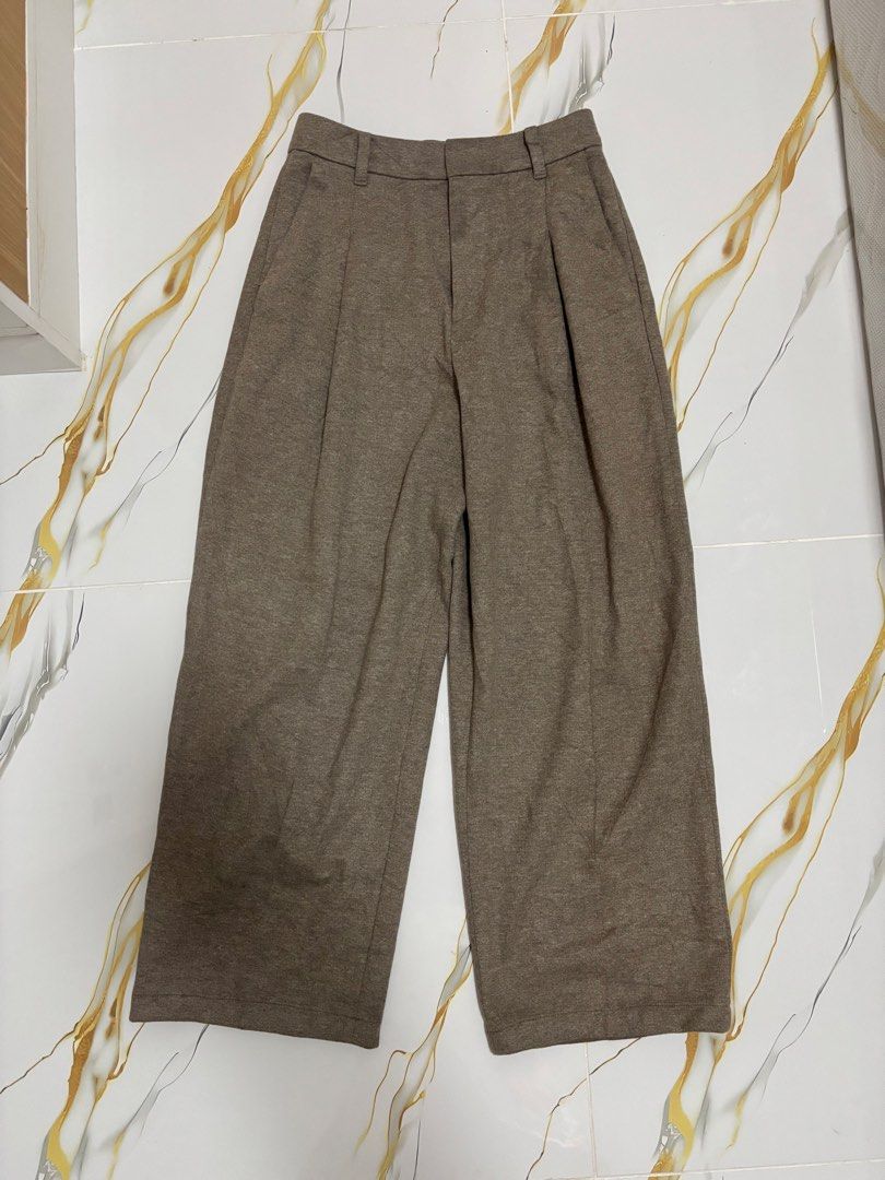 Uniqlo Pleated Wide Pants | Brushed Jersey (Category: Other Bottoms) located in San Fernando. Submitted by wintersummerboutique (Listing ID 1470790621, Image 2). Description: Uniqlo Pleated Wide Pants | Brushed Jersey Small on tag Waist:26-28 Length 36 Excellent condition Pampanga.
