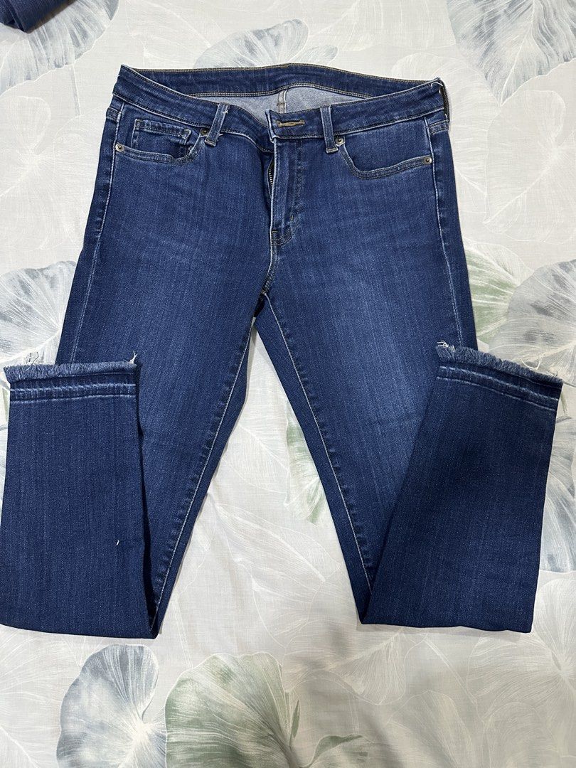 Uniqlo skinny jeans (Category: Jeans) located in Quezon City. Submitted by ajohann14 (Listing ID 1470800387, Image 1). Description: Uniqlo skinny Jeans Size 28 Selling for 500 Dark wash denim skinny jeans with a mid-rise fit and cropped raw hems. Super comfy with great stretch and a classic 5-pocket design. Perfect everyday staple! MOP : Gcash Shipping c/o buyer Location : Banawe Qc.