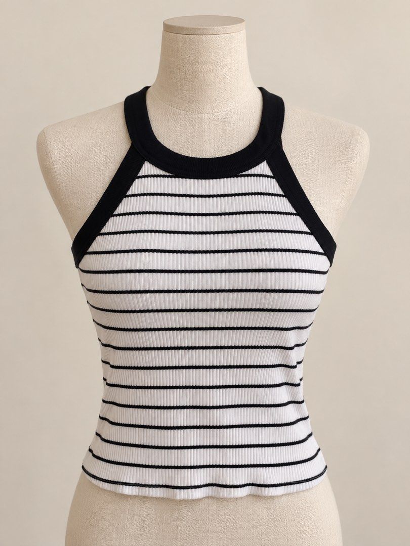 UNIQLO SMALL PADDED TOP (Category: Sleeveless) located in Pasig City. Submitted by prelovedbyjammy (Listing ID 1470888839, Image 1). Description: .