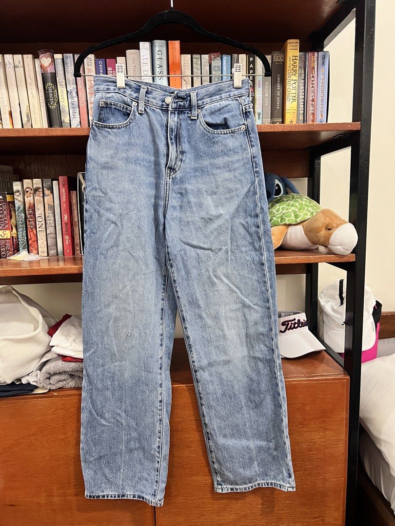 Uniqlo straight cut jeans (Category: Jeans) located in Davao. Submitted by bonksz (Listing ID 1470876803, Image 1). Description: Size 22 on tag fits 24 waist good condition pa.