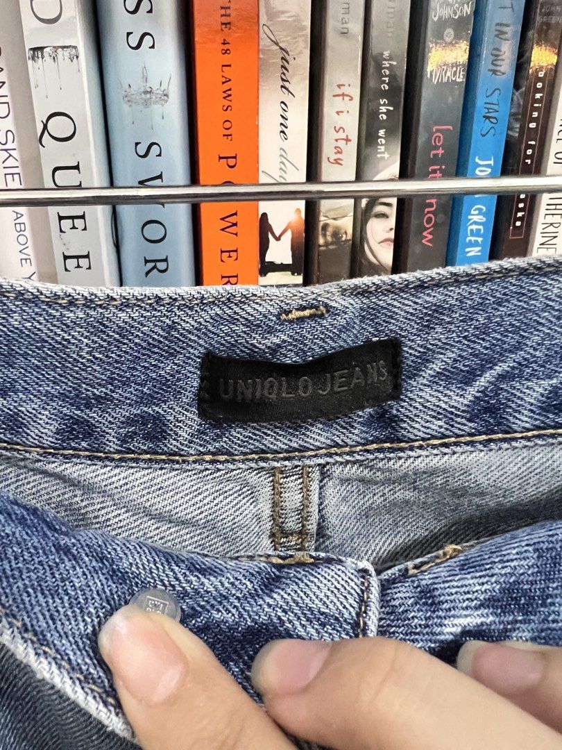 Uniqlo straight cut jeans (Category: Jeans) located in Davao. Submitted by bonksz (Listing ID 1470876803, Image 2). Description: Size 22 on tag fits 24 waist good condition pa.