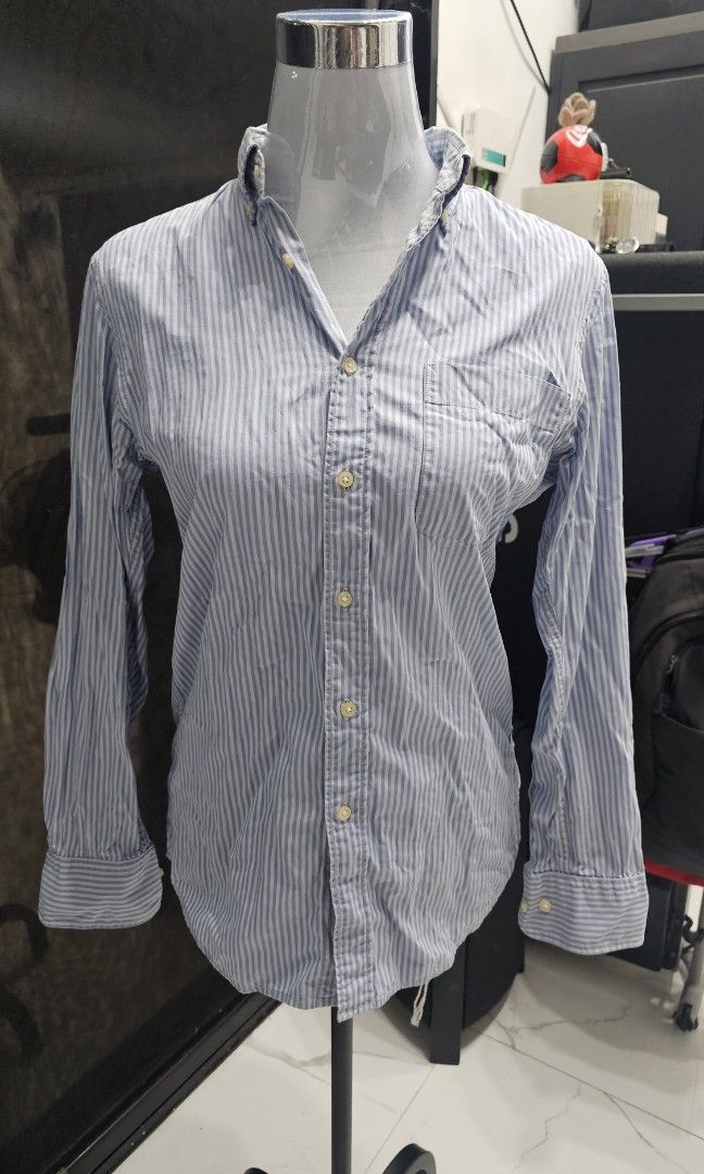 Uniqlo Stripe Longsleeves (Category: Longsleeves) located in Manila. Submitted by dndgnzlz (Listing ID 1470874553, Image 1). Description: Brand: Uniqlo Size: small, best fit up to medium Light fabric Slight discoloration on collar Payment first policy MOP: BPI, Gcash, Maya Courier: LBC, J&T, Lalamove, Grab.