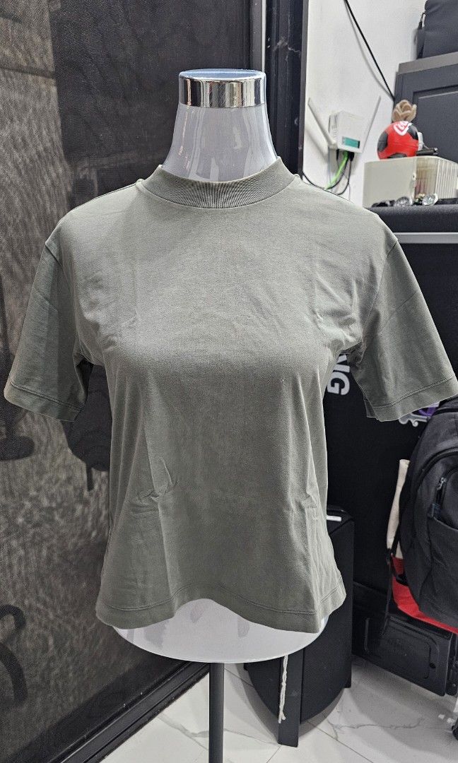 Uniqlo T-shirt (Category: Shirts) located in Manila. Submitted by dndgnzlz (Listing ID 1470829758, Image 1). Description: Brand: N/A Size: Small Worn few times Faded collar Payment first policy MOP: BPI, Gcash, Maya Courier: LBC, J&T, Lalamove, Grab.