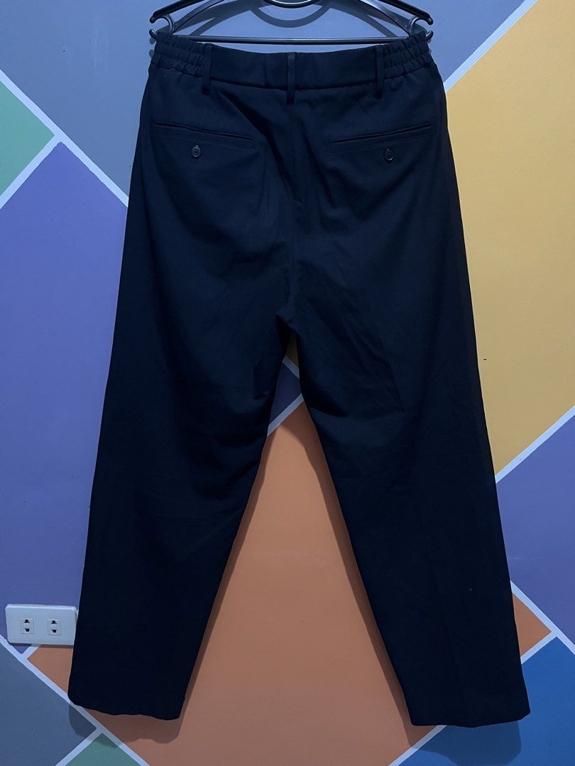 Uniqlo Tuck Wide Pants (Category: Trousers) located in Lingayen. Submitted by moreonuniqlo (Listing ID 1470746542, Image 2). Description: Navy Blue Size 34 Length 40 Good as New No Issue.