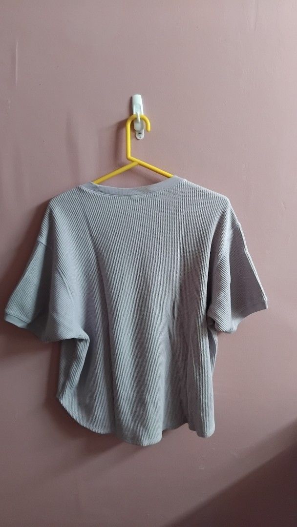 UNIQLO WAFFLE SHORT-SLEEVE TOP (Category: Tshirts & Polo Shirts ) located in Iloilo. Submitted by ayinscloset (Listing ID 1470795062, Image 2). Description: 🤍 UNIQLO WAFFLE SHORT-SLEEVE TOP Price: ₱150 (Negotiable) - Brand: UNIQLO - Size: XXL - Color: Light Gray - Condition: Pre-loved, well-maintained - Style: Relaxed-fit waffle-textured top with crew neckline and short sleeves ✨ Soft, textured fabric ✨ Comfortable for everyday wear ✨ Easy to pa