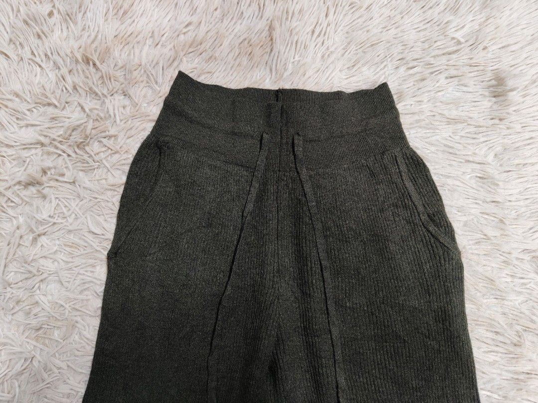 Uniqlo Washable Knit Ribbed Pants (Category: Other Bottoms) located in Angeles City. Submitted by miss_independent01 (Listing ID 1470772937, Image 3). Description: Uniqlo Washable Knit Ribbed Pants Color: Dark Green Width: 12.5 (Small on tag) Length: 35 MOP: Gcash ✅ Mine Now, Pay Now ✅ First to Pay, Gets the Item 📍 PAMPANGA Courier: JnT 🚚🚚 PM 💌💌.