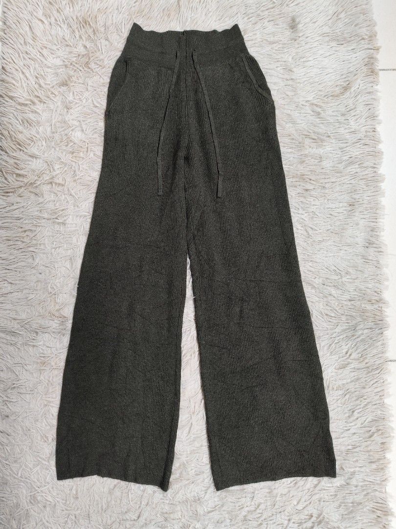 Uniqlo Washable Knit Ribbed Pants (Category: Other Bottoms) located in Angeles City. Submitted by miss_independent01 (Listing ID 1470772937, Image 2). Description: Uniqlo Washable Knit Ribbed Pants Color: Dark Green Width: 12.5 (Small on tag) Length: 35 MOP: Gcash ✅ Mine Now, Pay Now ✅ First to Pay, Gets the Item 📍 PAMPANGA Courier: JnT 🚚🚚 PM 💌💌.