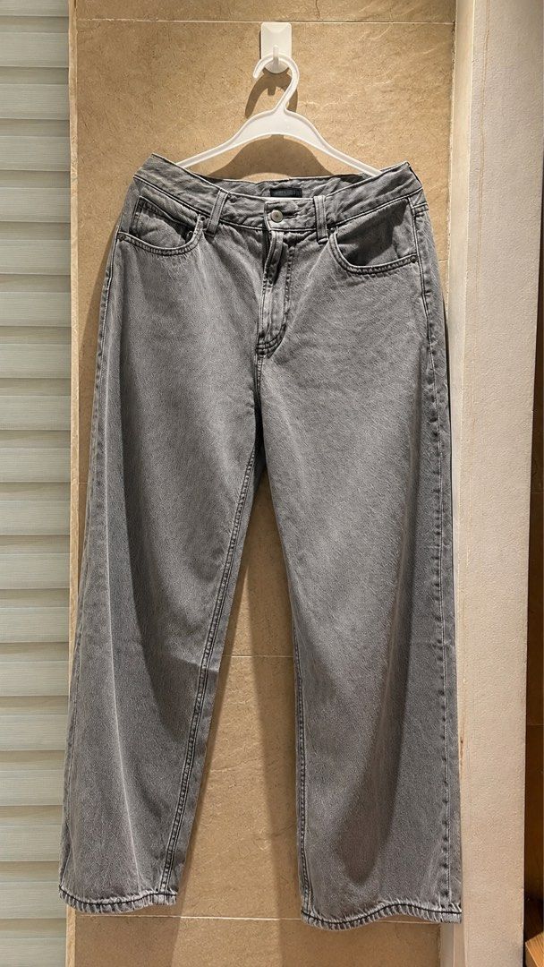 UNIQLO Washed Grey Denim Jeans (Category: Jeans) located in Manila. Submitted by wearmycloset.ph (Listing ID 1470832989, Image 1). Description: .