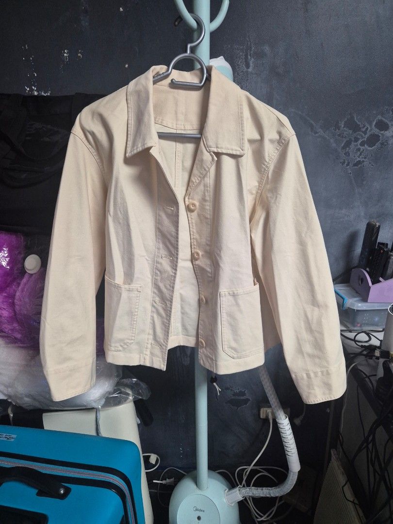 Uniqlo white jacket (Category: Coats, Jackets and Outerwear) located in Manila. Submitted by cutefinds (Listing ID 1470784879, Image 1). Description: Size Large.