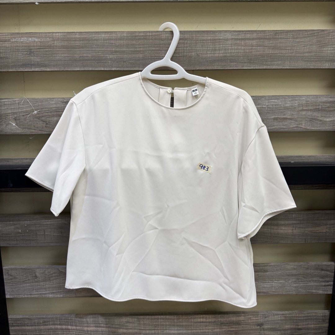 Uniqlo White Top (Category: Blouses) located in Mandaluyong City. Submitted by bestdressedph2025 (Listing ID 1470860326, Image 1). Description: MOP: GCash MOD: Lalamove/J&T LOCATION: Brgy. Addition Hills, Mandaluyong Discount avail for multiple items. Dimensions in Inches: Shoulder: 20 Bust: 20 Length: 22.5 Size on Tag: M PM for inquiries!.