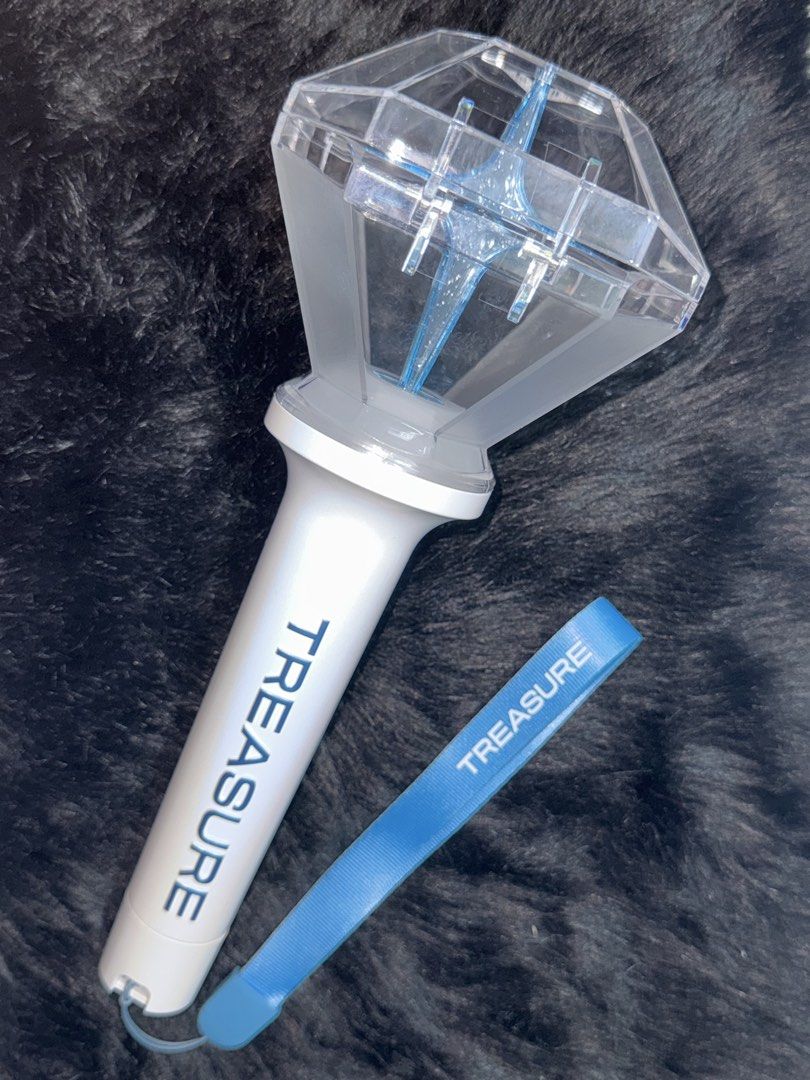 Unsealed Treasure Lightstick Teulight V2 (Category: K-Wave Merchandise) located in Naic. Submitted by cocojamsamonay04 (Listing ID 1470786132, Image 1). Description: wts lfb unsealed treasure lightstick teulight v2 w/ junkyu pc‼️‼️ - bought & used only once; during pulse on in Manila (04/18/2026) - w/ strap and original box - free 3 AAA batteries - ₱1800 + shipping fee, payo - mop: GCash/Maribank - mod: jnt from Cavite dm if interested ‼️‼️ thank