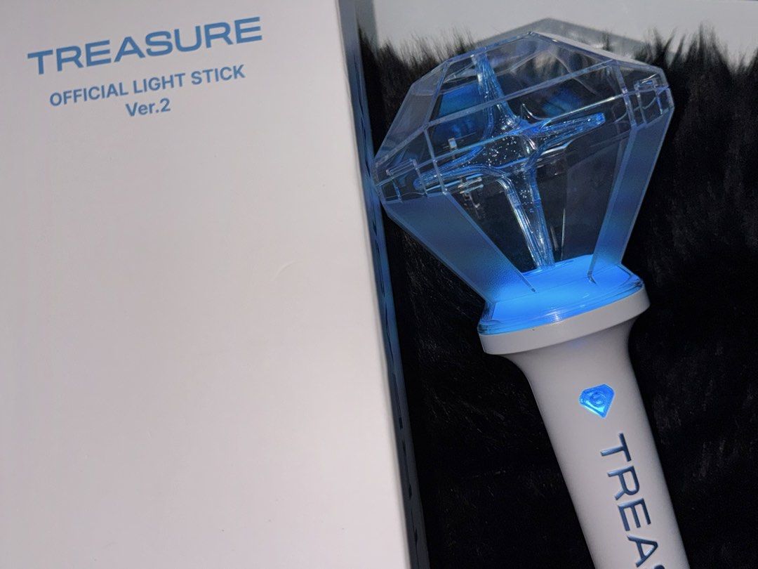 Unsealed Treasure Lightstick Teulight V2 (Category: K-Wave Merchandise) located in Naic. Submitted by cocojamsamonay04 (Listing ID 1470786132, Image 3). Description: wts lfb unsealed treasure lightstick teulight v2 w/ junkyu pc‼️‼️ - bought & used only once; during pulse on in Manila (04/18/2026) - w/ strap and original box - free 3 AAA batteries - ₱1800 + shipping fee, payo - mop: GCash/Maribank - mod: jnt from Cavite dm if interested ‼️‼️ thank