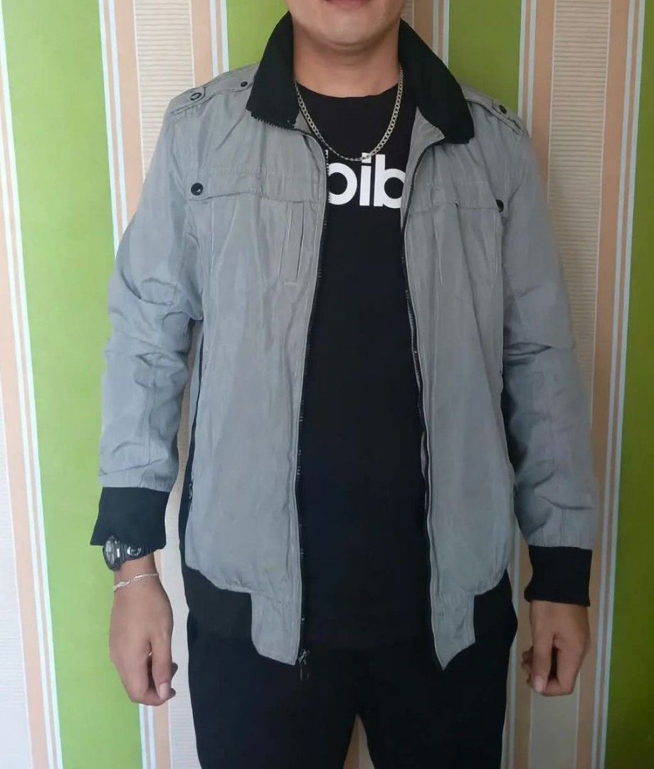 ‎URBAN Bomber Jacket XL - Gray/Black (Category: Coats, Jackets and Outerwear) located in Binan City. Submitted by jaycey_028 (Listing ID 1470755302, Image 2). Description: ‎URBAN Bomber Jacket XL - Gray/Black - ₱350 ‎ ‎Sukat: XL (kasya L to XL) / Height ko 5'8" for reference ‎Kulay: Gray / Black ‎Kondisyon: Maayos pa, walang butas, buo zipper ‎Details: Pang porma / pang motor, 2 bulsa may zipper, garterized manggas ‎ ‎RFS: Bawas gamit ‎Location: 