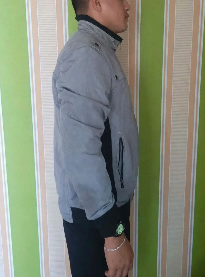 ‎URBAN Bomber Jacket XL - Gray/Black (Category: Coats, Jackets and Outerwear) located in Binan City. Submitted by jaycey_028 (Listing ID 1470755302, Image 3). Description: ‎URBAN Bomber Jacket XL - Gray/Black - ₱350 ‎ ‎Sukat: XL (kasya L to XL) / Height ko 5'8" for reference ‎Kulay: Gray / Black ‎Kondisyon: Maayos pa, walang butas, buo zipper ‎Details: Pang porma / pang motor, 2 bulsa may zipper, garterized manggas ‎ ‎RFS: Bawas gamit ‎Location: 