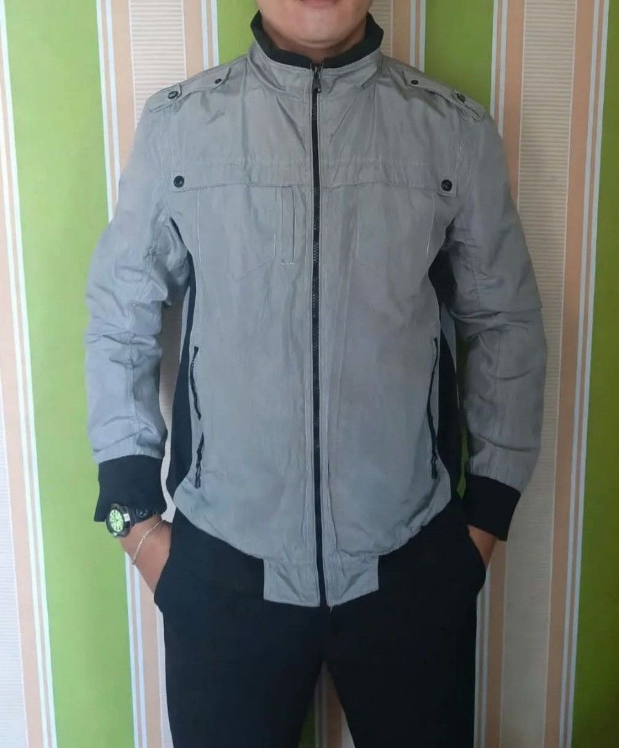 ‎URBAN Bomber Jacket XL - Gray/Black (Category: Coats, Jackets and Outerwear) located in Binan City. Submitted by jaycey_028 (Listing ID 1470755302, Image 1). Description: ‎URBAN Bomber Jacket XL - Gray/Black - ₱350 ‎ ‎Sukat: XL (kasya L to XL) / Height ko 5'8" for reference ‎Kulay: Gray / Black ‎Kondisyon: Maayos pa, walang butas, buo zipper ‎Details: Pang porma / pang motor, 2 bulsa may zipper, garterized manggas ‎ ‎RFS: Bawas gamit ‎Location: 
