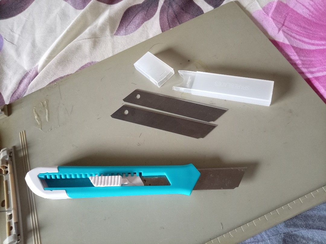 Utility Cutter Blade with Spare Blades Set (Category: Knives & Chopping Boards) located in Quezon City. Submitted by chacha30.s (Listing ID 1470802485, Image 3). Description: - Color: Turquoise and white - Mechanism: Secure sliding lock for safe usage - Blade Type: Standard snap-off style - Inclusions: Clear plastic spare blades case with 2 replacement blades - Best For: Crafting, opening packages, and general cutting tasks. . Text me at 09277152