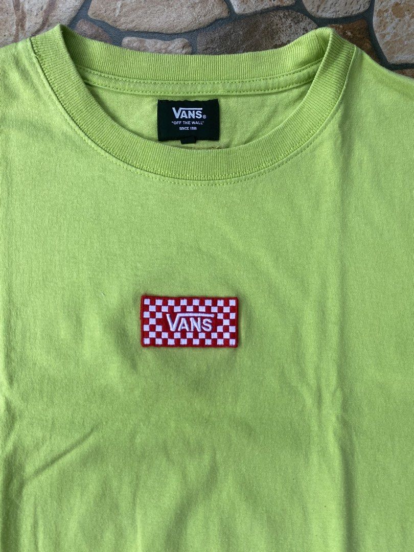 Vans (Category: Tshirts & Polo Shirts ) located in Aroroy. Submitted by derz.archive (Listing ID 1470912256, Image 3). Description: - COLOR RATE: 9/10 CONDITION: EXCELLENT -WIDTH: 19.5 -LENGTH: 27.