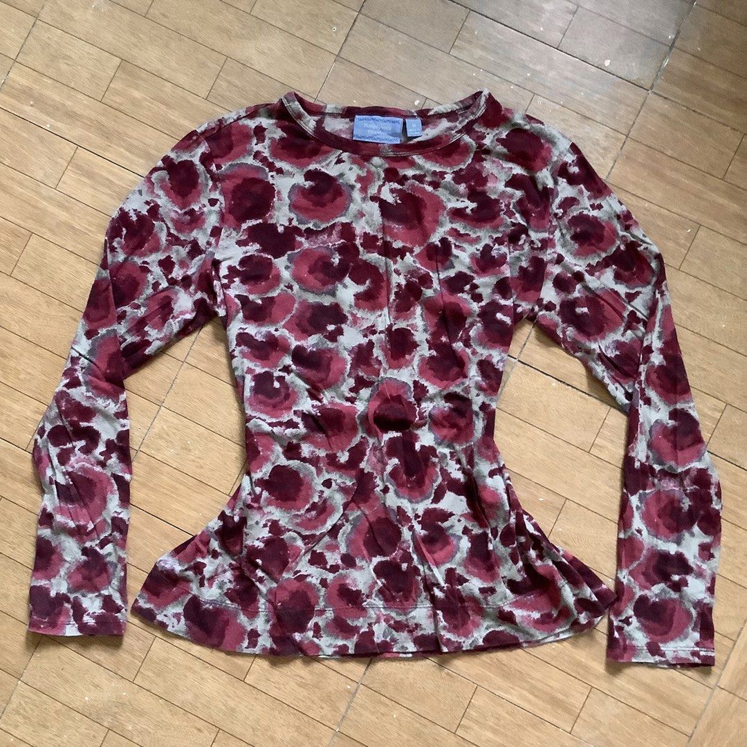 VERA WANG red y2k graphic top (Category: Longsleeves) located in Santa Rosa. Submitted by lilyestrell (Listing ID 1470840844, Image 1). Description: size: medium.