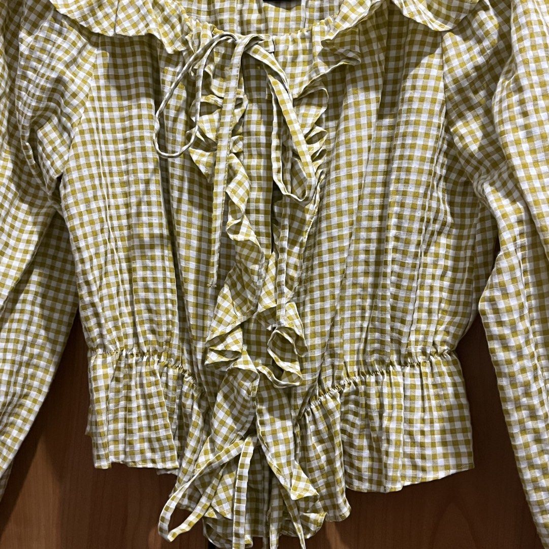 Vero Moda Yellow Gingham Off-Shoulder Ruffle Blouse (Category: Blouses) located in Makati City. Submitted by possession.ph (Listing ID 1470897270, Image 3). Description: - Brand: Vero Moda - Size: M (tag attached) - Color: Yellow and white gingham checkered - Design: Off-shoulder with thick straps, front tie, and ruffled neckline - Sleeves: Long sleeves with ruffled elastic cuffs - Fit: Cropped with an elasticized ruffled hem I also have this in 