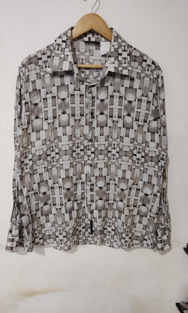 Versace classic longsleeve (Category: Luxury Apparel) located in Quezon City. Submitted by thriftmo19 (Listing ID 1470893733, Image 1). Description: Size large / 22x27 9/10 condition 1200 only.