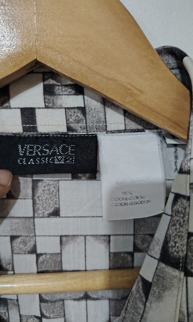 Versace classic longsleeve (Category: Luxury Apparel) located in Quezon City. Submitted by thriftmo19 (Listing ID 1470893733, Image 3). Description: Size large / 22x27 9/10 condition 1200 only.