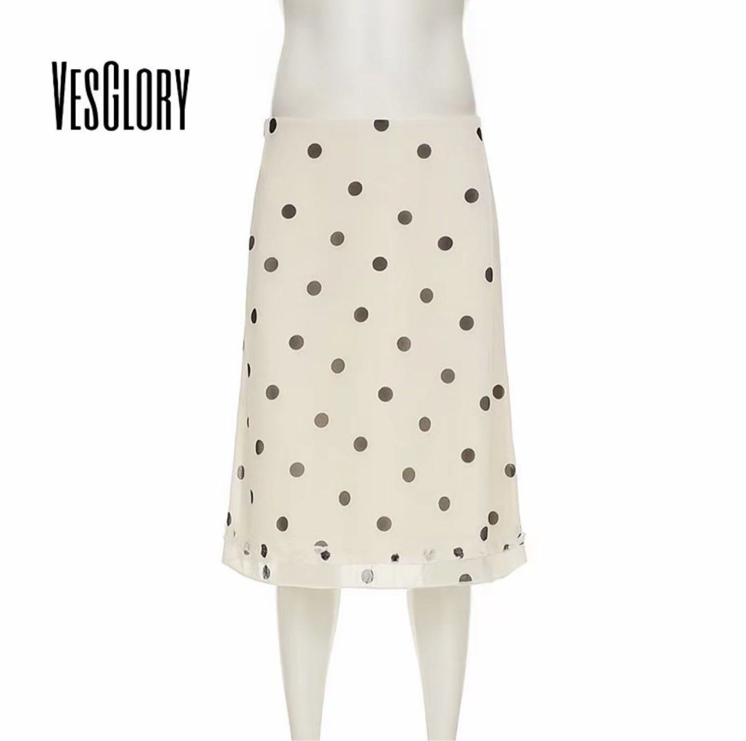 Vesglory White Polka Dot Midi Skirt Ruffle Hem (Category: Skirts) located in Pasay City. Submitted by nashandma_ (Listing ID 1470913699, Image 1). Description: Bought for around 500 pesos Size Small (fits 28-29ish) Rfs: Decluttering .