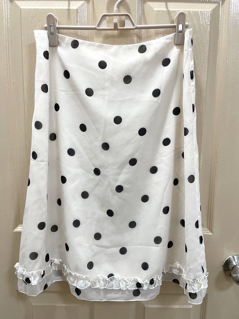 Vesglory White Polka Dot Midi Skirt Ruffle Hem (Category: Skirts) located in Pasay City. Submitted by nashandma_ (Listing ID 1470913699, Image 3). Description: Bought for around 500 pesos Size Small (fits 28-29ish) Rfs: Decluttering .