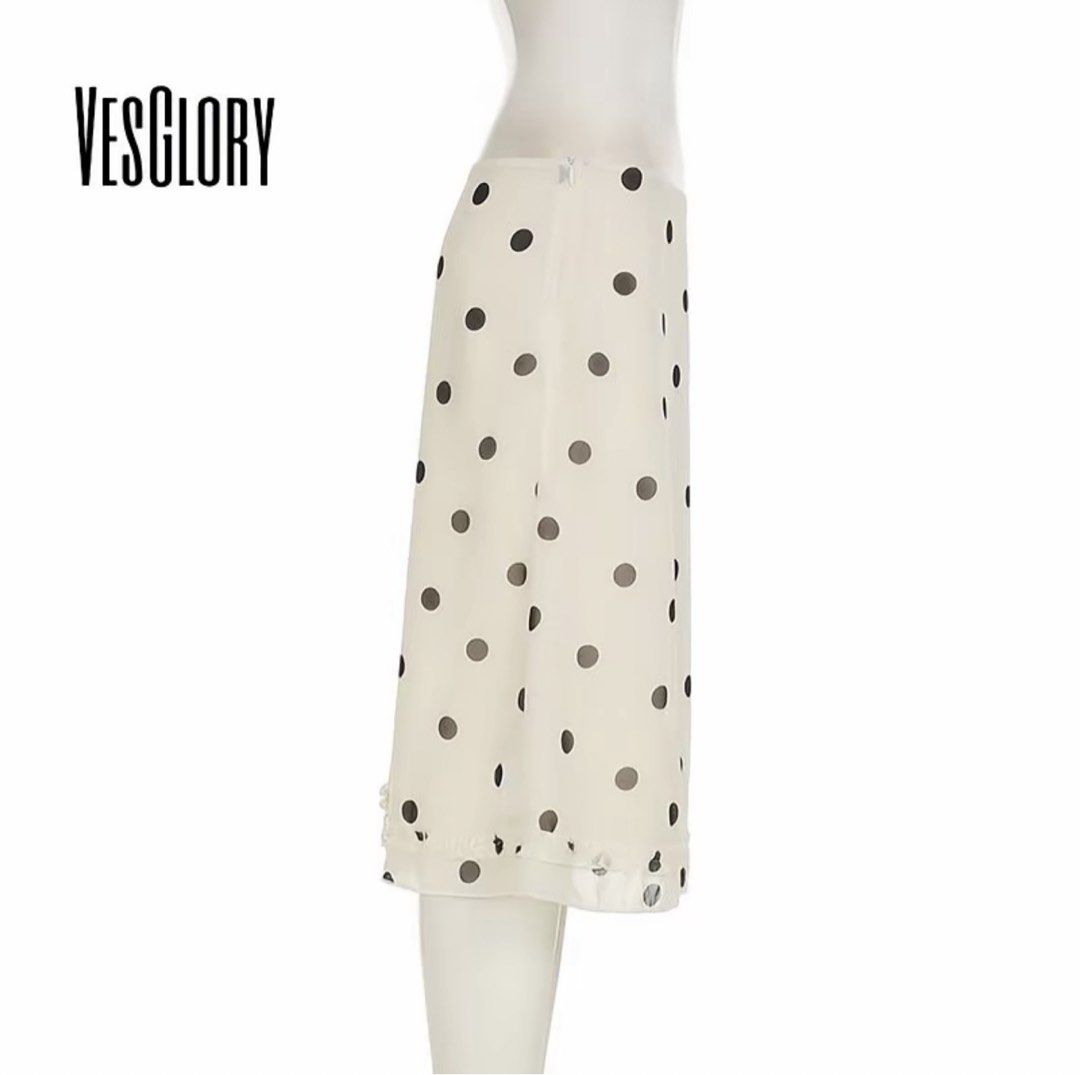 Vesglory White Polka Dot Midi Skirt Ruffle Hem (Category: Skirts) located in Pasay City. Submitted by nashandma_ (Listing ID 1470913699, Image 2). Description: Bought for around 500 pesos Size Small (fits 28-29ish) Rfs: Decluttering .
