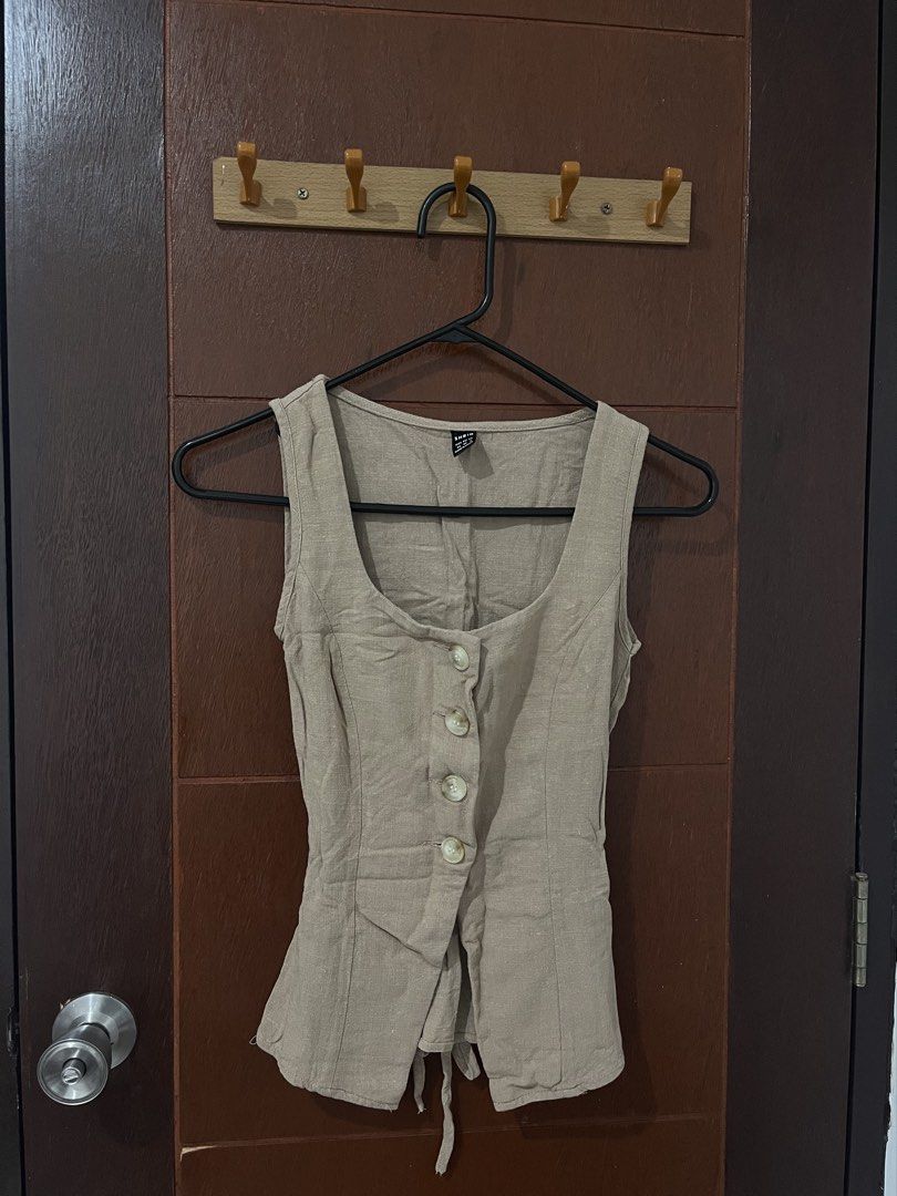 Vest Sleeveless Top (Brown) (Category: Sleeveless) located in Quezon City. Submitted by juliannecoleen (Listing ID 1470801103, Image 1). Description: Worn once.
