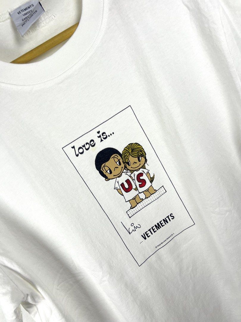 ‎“VETEMENTS” LOVE IS US GRPHC TEE (Category: Tshirts & Polo Shirts ) located in Taguig. Submitted by ldm.ph (Listing ID 1470746594, Image 3). Description: ‎(LDM-D-0247) ‎Size:ACTUAL FIT:L-XL ‎Dimensions ‎Inches width:21 ‎Inches length:29 ‎Condition: GOOD AS NEW ‎Color rate:10 ‎Flaws:❌ ‎(READY TO WEAR).