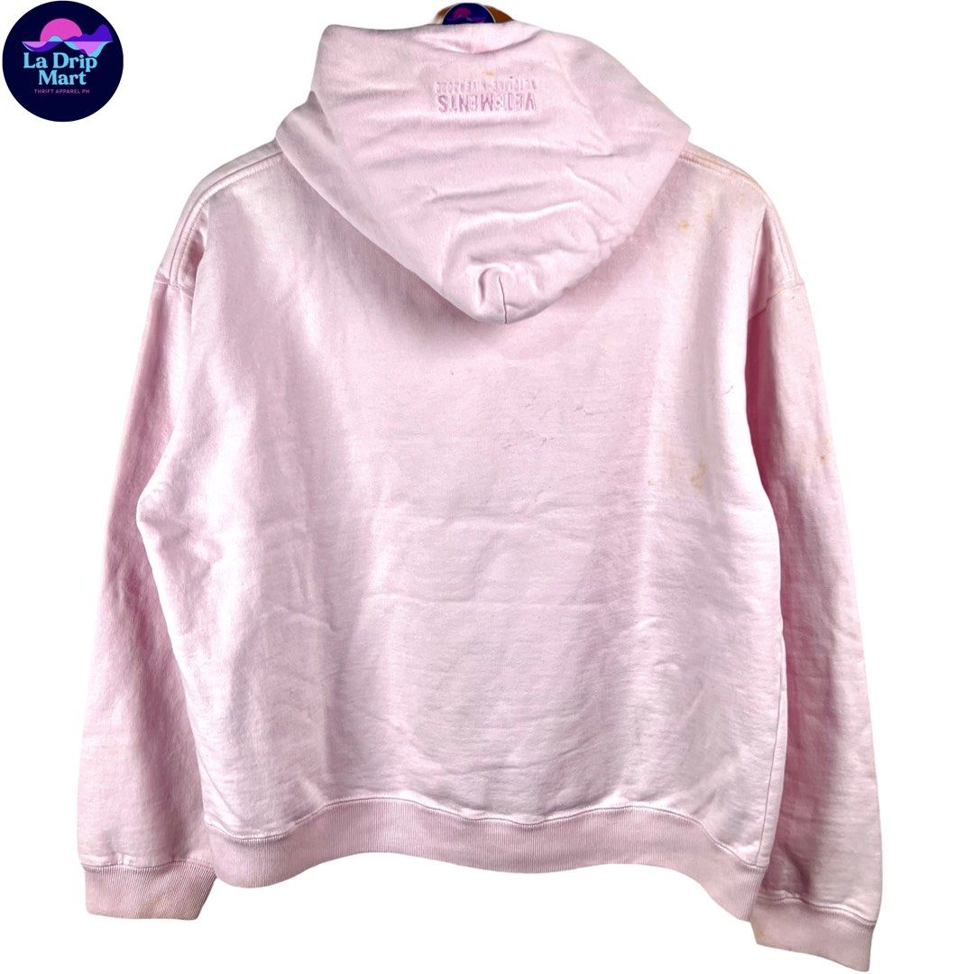 ‎“VETEMENTS” PONY GRPHC PULLOVER HOODIE (Category: Activewear) located in Taguig. Submitted by ldm.ph (Listing ID 1470749795, Image 2). Description: ‎(LDM-E-311) ‎Size:ACTUAL FIT:MEDIUM ‎Dimensions ‎Inches width:22 ‎Inches length:23 ‎Condition: GOOD ‎Color rate:8.5 ‎Flaws:yellow stains,signs of usage ‎(READY TO WEAR).