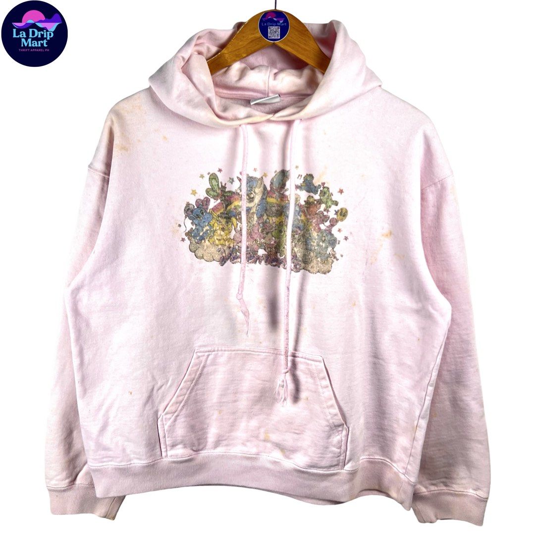 ‎“VETEMENTS” PONY GRPHC PULLOVER HOODIE (Category: Activewear) located in Taguig. Submitted by ldm.ph (Listing ID 1470749795, Image 1). Description: ‎(LDM-E-311) ‎Size:ACTUAL FIT:MEDIUM ‎Dimensions ‎Inches width:22 ‎Inches length:23 ‎Condition: GOOD ‎Color rate:8.5 ‎Flaws:yellow stains,signs of usage ‎(READY TO WEAR).