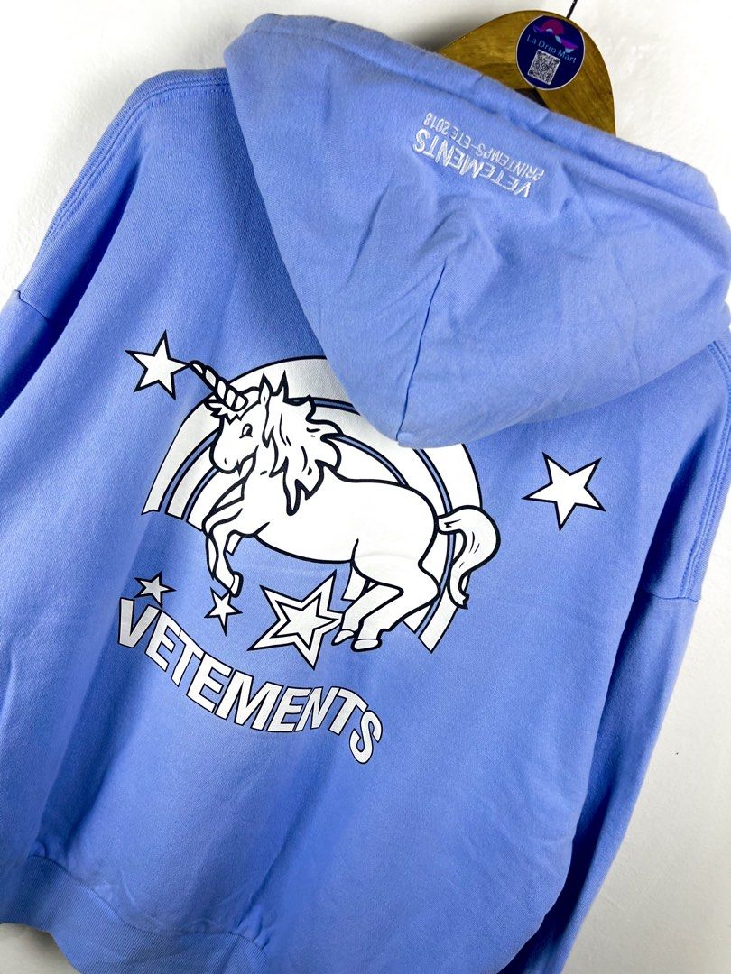 ‎“VETEMENTS” UNCRN GRPHC PULLOVER HOODIE (Category: Activewear) located in Taguig. Submitted by ldm.ph (Listing ID 1470749630, Image 3). Description: ‎(LDM-E-310) ‎Size:ACTUAL FIT:XL-XXL ‎Dimensions ‎Inches width:26 ‎Inches length:26 ‎Condition: EXCELLENT ‎Color rate:9.5 ‎Flaws:❌ ‎(READY TO WEAR) .