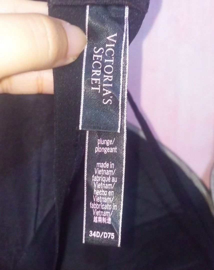 Victoria Secret Size:34D (Category: Undergarments & Loungewear) located in Navotas City. Submitted by vanilla_sandalwood (Listing ID 1470911266, Image 2). Description: -Brand: Victoria Secret -Like New -Color: Black combination of Brown -Lace Push Up -Underwire Bra -Size: 34D Ukay Us Bale wash na po ito.