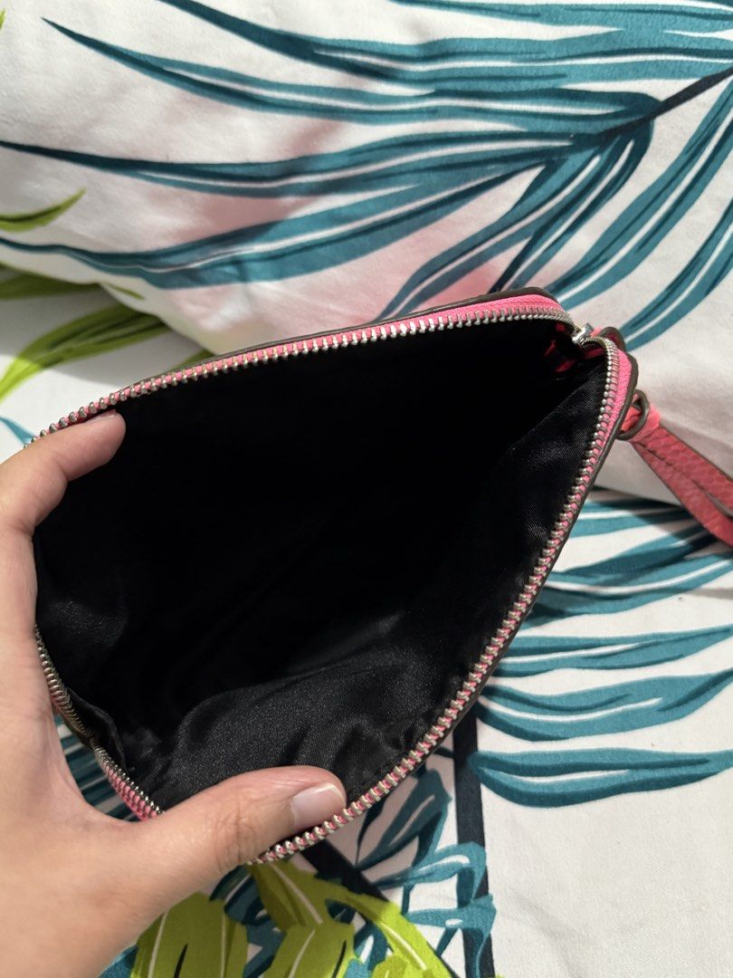 Victoria's Secret Pink Pouch (Category: Purses & Pouches) located in Pasig City. Submitted by authentic_preloved_by_elca (Listing ID 1470817190, Image 3). Description: Authentic. RFS: Will no longer used since I have other pouches .