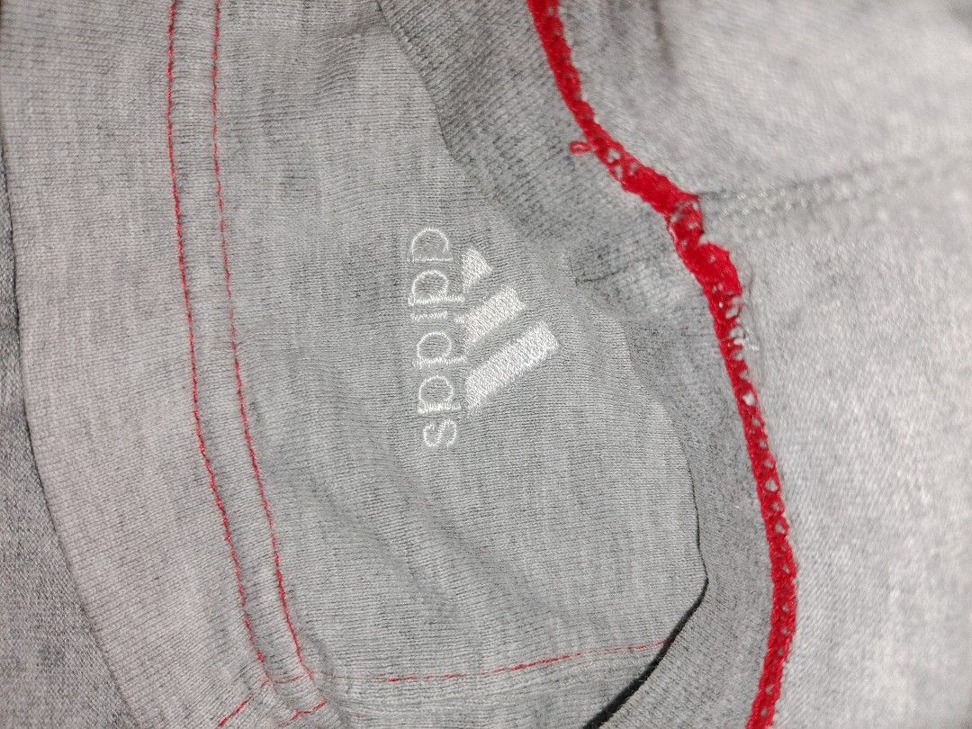 Vintage adidas essential tshirt (Category: Activewear) located in Sorsogon. Submitted by takeroshc143 (Listing ID 1470799089, Image 2). Description: • 100% Authentic Vintage: Garantisadong orihinal mula sa Y2K Era (Produced: January 2001). • Japan Market Release (JDM): Eksklusibong ibinenta sa Japan noon (may legit Japanese care tag sa loob mula sa Adidas Japan Co., Ltd.). Napakabihirang makita rito sa Pilipinas! • Iconic Adidas Flag Tag: Komplet